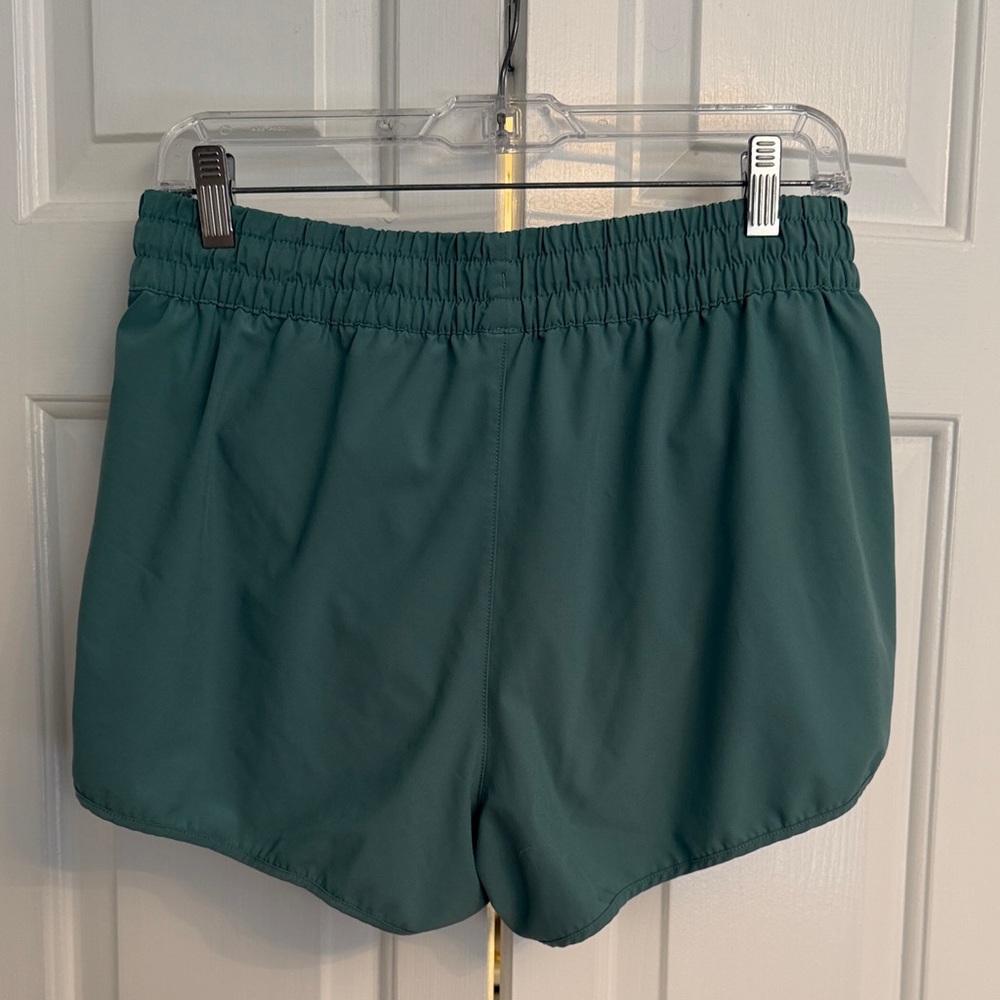 Vuori Clementine 2.5” Light Green Women's Athletic Shorts - Picture 4 of 4